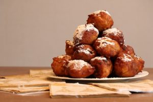 ik heb 's-avonds met vrienden nog oliebollen staan te bakken